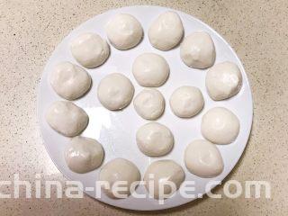 麻香豆沙糯米饼,把饧好的糯米面团分成乒乓球大小的面团
