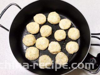 麻香豆沙糯米饼,放入生饼坯，全程小火煎制