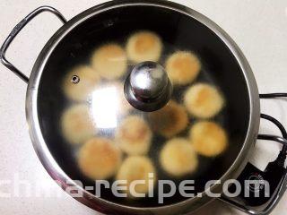 麻香豆沙糯米饼,翻面后盖上锅盖，继续煎制3-5分钟