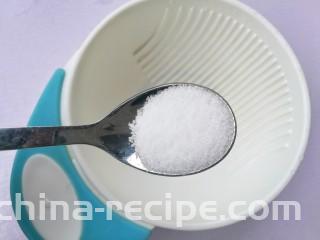好吃到哭的猪油拌面,取一碗，加一勺盐。