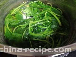 菠菜鸡蛋汤,水开放入菠菜焯至水再次开起，去草酸。