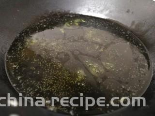 菠菜鸡蛋汤,倒入适量开水。