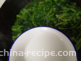 菠菜鸡蛋汤,均匀倒入水淀粉，文火把汤烧开。