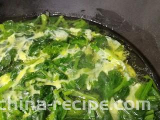 菠菜鸡蛋汤,最小火待蛋液凝固。
