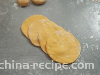 南瓜玫瑰馒头。,把四片对叠