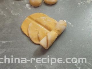 南瓜玫瑰馒头。,从下边往上卷起