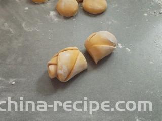 南瓜玫瑰馒头。,用刀朝筷子压印的地方一切为二，就成了两朵玫瑰