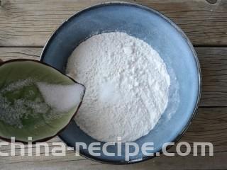 腐乳葱香饼,面粉倒入盆中，加一点白糖，搅拌均匀。