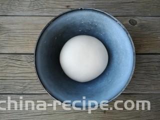 腐乳葱香饼,揉成光滑面团，盖保鲜膜醒15分钟。