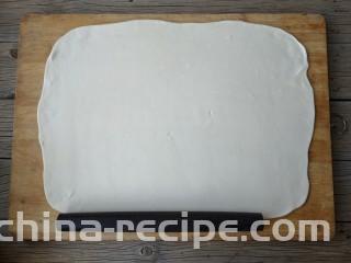 腐乳葱香饼,用擀面杖擀成长方形，厚度自己掌握，比饺子皮厚一点就可以。