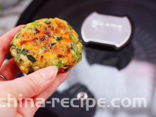 槐花胡萝卜鸡蛋饼,我要开动啦。
