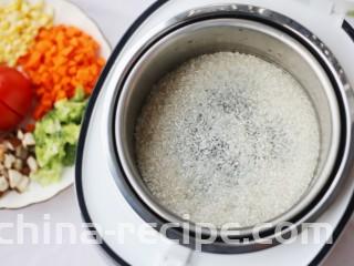 爆红网络的一个番茄饭,放入锅内备用。
