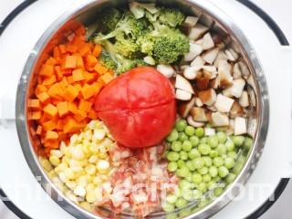 爆红网络的一个番茄饭,将处理好的材料一一放入锅中围成一圈，番茄放入中间。