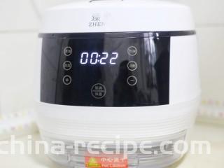 爆红网络的一个番茄饭,适量油，加入没过食材的水。盖上锅盖，按煮饭键，22分钟后拔掉电源焖5分钟即可。
