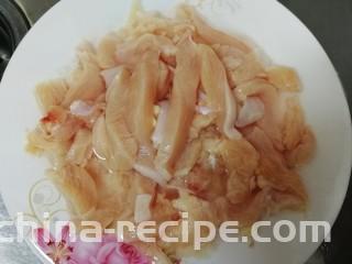 孜然鸡胸肉,清水洗干净。