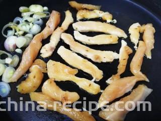 孜然鸡胸肉,把煎软的圆葱推到锅边，逐条放上鸡胸肉。