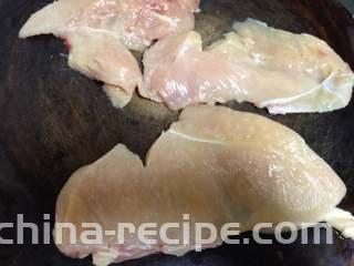 泡菜鸡肉汉堡包,
鸡胸肉洗净平着片成稍微薄一点的大片，这样便于入味