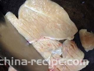 泡菜鸡肉汉堡包,
用刀背在鸡肉的两面轻轻捶打，这样可以破坏鸡肉的纤维组织，使鸡肉变嫩