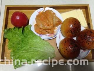 泡菜鸡肉汉堡包,
准备材料，蔬菜洗净，鸡肉恢复室温