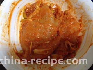 泡菜鸡肉汉堡包,把鸡肉放入碗中用腌料腌制入味（最好头天晚上放冰箱腌好）