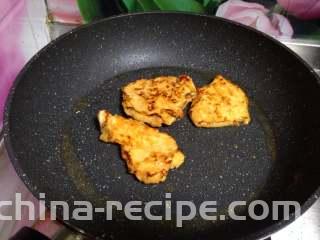 泡菜鸡肉汉堡包,
不粘锅加少许油烧热，放入鸡肉煎至两面金黄成熟