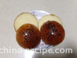 泡菜鸡肉汉堡包,
汉堡胚从中间切开