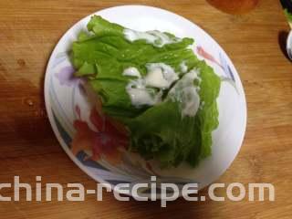 泡菜鸡肉汉堡包,
面包胚底部放入一片生菜，以个人口味挤上少许沙拉酱
