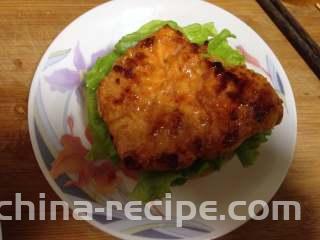 泡菜鸡肉汉堡包,
放上一块煎好的鸡肉