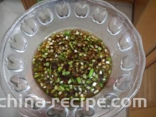 肉沫粉丝包,调一个馅汁:葱花，料酒，姜粉（或者新鲜姜末）生抽，耗油，老抽，盐，鸡精，胡椒粉，香油，花生油（或者其他食用油），甜面酱，水，搅拌均匀