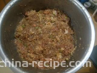 肉沫粉丝包,再抓均匀以后，放入冰箱冷藏。
