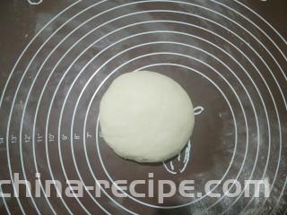 肉沫粉丝包,然后揉成稍微硬点的面团。面不能太软。盖上面盆，饧面五分钟。