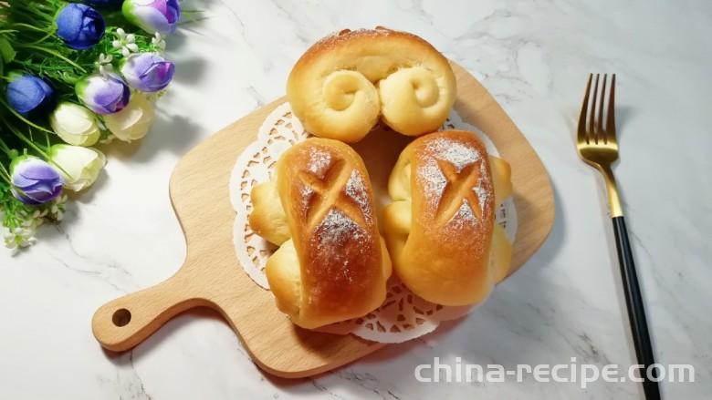 The recipe for sweet bread rolls