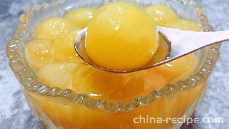 The method of making canned grapes with rock sugar