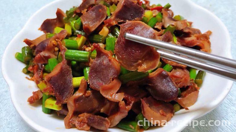 The method of stir frying chicken gizzards with garlic sprouts and spicy sauce