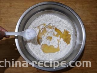 霜糖油条,在350克面粉中加入15克油，3克酵母粉和3克盐搅拌均匀。