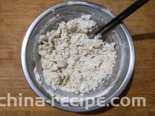 霜糖油条,用筷子搅拌成雪花状。