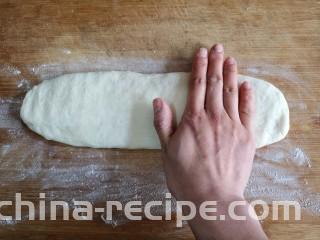 霜糖油条,用手将圆柱按扁，厚度大概在0.5-0.7厘米。