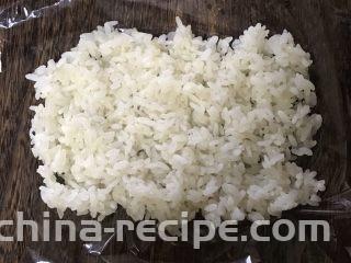 超豪华饭团,铺上一层米饭