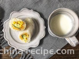 超豪华饭团,配上牛奶就是丰盛的早餐