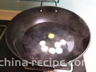 黑芝麻汤圆厚蛋烧,锅里加入冷水，烧开后放入汤圆，煮至汤圆漂浮起来，汤圆就熟了