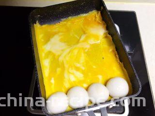 黑芝麻汤圆厚蛋烧,蛋液稍微凝固就放入煮好的汤圆