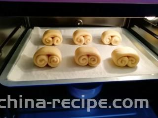 甜味面包卷, 烤箱调至“发酵”功能，放入一碗热水，将面包卷送入烤箱二次发酵。
