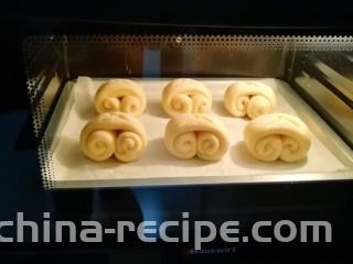 甜味面包卷,上下管180度烤18分钟。