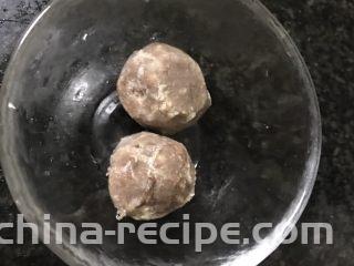 砂锅土豆粉,冷冻牛肉丸自然解冻后洗净