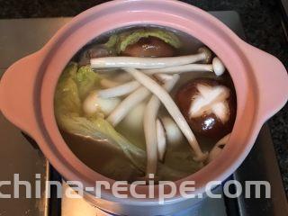 砂锅土豆粉,放入其他配菜
