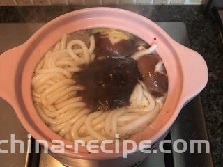 砂锅土豆粉,加入调料包（这个调料包是土豆粉里自带的，如果没有可以根据自己的喜好调味）