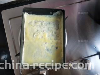 日式玉子烧,鸡蛋液倒入一小部分
