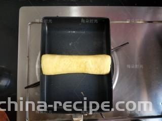 日式玉子烧,直到所有蛋液都用完，鸡蛋卷成一个圆柱型，然后再烙一下，表面有轻微的焦斑。
