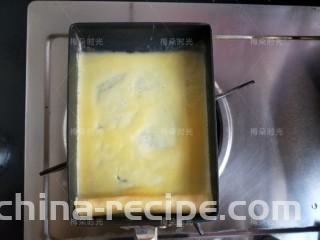 日式玉子烧,然后再倒入一部分蛋液，再卷起来
