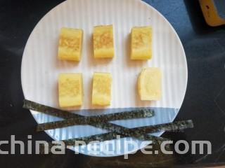 日式玉子烧,然后把玉子烧切段。寿司海苔剪几个长条，